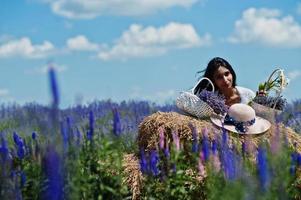 bella ragazza indiana indossa un abito tradizionale saree india nel campo di lavanda viola. foto