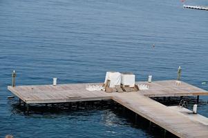 molo di legno. paesaggio panoramico con isole di montagna e laguna blu sul Mar Egeo. scenario esotico. punto di riferimento popolare, famosa destinazione di bodrum, turchia. foto