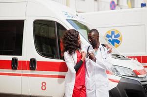 due medici paramedici dell'equipaggio di emergenza di un'ambulanza africana. foto