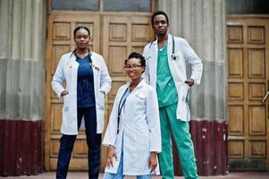 gruppo di studenti di medici africani vicino all'università di medicina all'aperto. foto