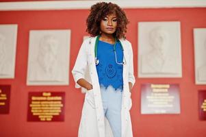 studentessa medico afroamericano femmina al camice da laboratorio con stetoscopio all'interno dell'università medica. foto