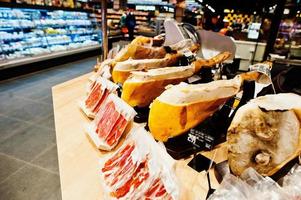 prosciutto spagnolo tradizionale in vendita al supermercato. foto