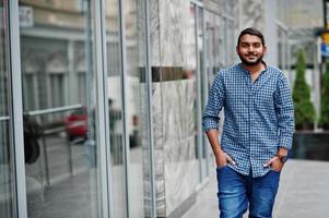 elegante modello di barba indiana uomo in abiti casual poste all'aperto in strada dell'india. foto