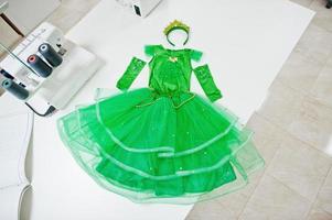 costume da ragazza fatto a mano di carnevale per bambini presso l'ufficio della sarta sul posto di lavoro. foto