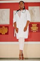 studentessa medico afroamericano femmina al camice da laboratorio con stetoscopio all'interno dell'università medica. foto