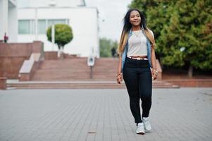 giovane femmina nera posata in città. ritratto singolo di donne africane. foto