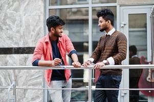 due giovani alla moda uomo indiano frieds modello in posa in strada. foto