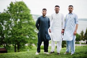 gruppo di pakistani che indossano abiti tradizionali salwar kameez o kurta. foto