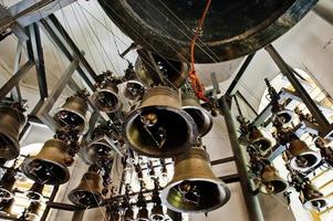 vista ravvicinata delle campane della chiesa ortodossa in metallo nella torre. foto