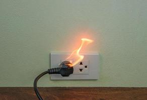 in fiamme filo elettrico presa presa parete divisoria foto