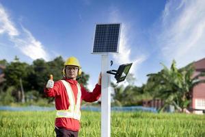uomo durante l'installazione di pannelli solari fotovoltaici in aree agricole foto