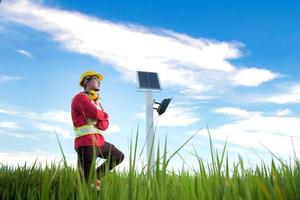 tecnico manutentore durante l'installazione di pannelli solari fotovoltaici in terreni agricoli foto