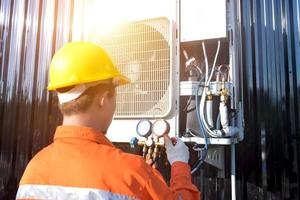 un tecnico professionista del condizionatore d'aria che controlla il refrigerante. foto