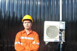 un tecnico professionista del condizionatore d'aria che controlla il refrigerante. foto