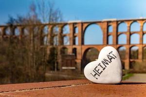 un ponte in germania con un cuore decorativo in primo piano foto