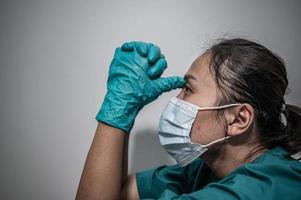 medico asiatico con siringa e vaccino per proteggere il virus covid-19 su sfondo bianco foto