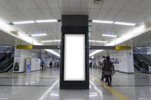 scenario della metropolitana e mockup pubblicitario foto