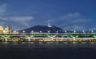 vista notturna del fiume han a seoul foto