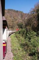 il treno espresso sta andando al vecchio tunnel. foto