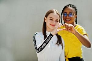 ragazza caucasica bianca e afroamericano nero insieme. l'unità del mondo, l'amore razziale, la comprensione nella tolleranza e la cooperazione sulla diversità delle razze. foto