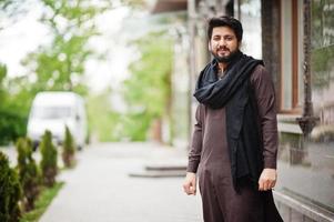 l'uomo afghano indossa abiti tradizionali. foto