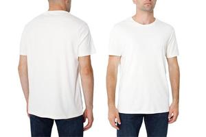 t-shirt su un uomo, isolata su uno sfondo bianco, copia lo spazio foto