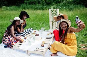 gruppo di ragazze afroamericane che celebrano la festa di compleanno all'aperto con decorazioni. fare selfie sul telefono. foto