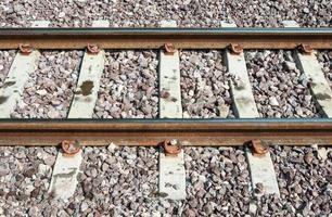 nuovo binario ferroviario con la traversina in cemento. foto