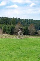 stand dei ranger ai margini della foresta foto