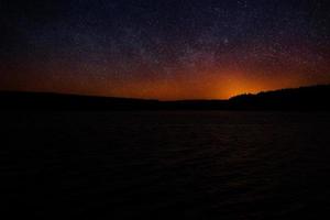 cielo stellato sopra un lago foto