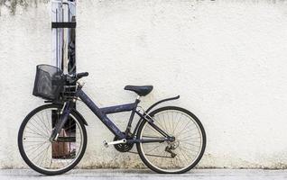 vecchia bicicletta sportiva vicino al muro bianco foto