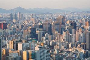 lo scenario in cima a una montagna a seoul, in corea foto