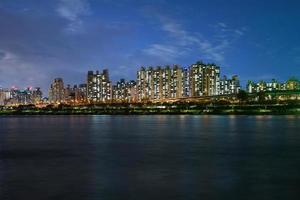 vista notturna del fiume han a seoul foto