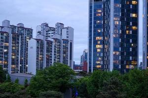 vista notturna del centro di seoul, corea foto