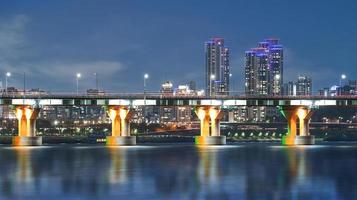 vista notturna del fiume seoul han, ponte jamsil foto