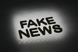 parola fake news foto