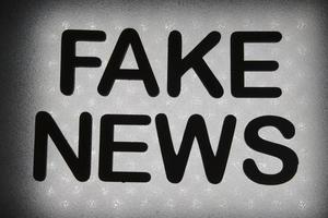 parola fake news foto