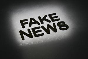 parola fake news foto