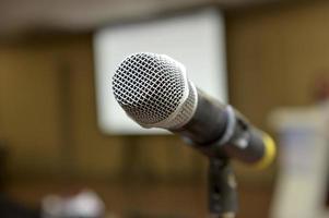 microfono in una stanza con sfondo sfocato foto