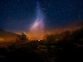 galassia della Via Lattea. fotografia a lunga esposizione. con grano foto