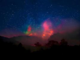 galassia della Via Lattea, su fotografia a lunga esposizione di alta montagna, con grana. l'immagine contiene una certa grana o disturbo e una messa a fuoco morbida. foto