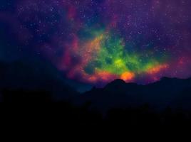 galassia della Via Lattea, su fotografia a lunga esposizione di alta montagna, con grana. l'immagine contiene una certa grana o disturbo e una messa a fuoco morbida. foto