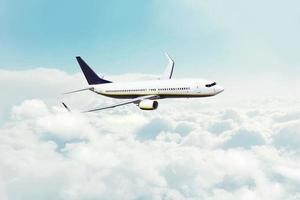 aereo passeggeri bianco che vola tra le nuvole. foto