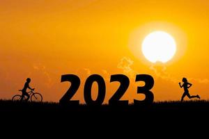 bicicletta turisti avventurosi che trasportano biciclette su ostacoli. felice anno nuovo 2023 foto