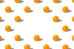 modello di frutta di arance fresche rendering 3d su sfondo bianco. design pop art, concetto estivo creativo. impostare. motivo a trama senza soluzione di continuità. illustrazione 3d con spazio di copia. foto