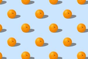 modello di frutta di arance fresche rendering 3d su sfondo blu. design pop art, concetto estivo creativo. impostare. motivo a trama senza soluzione di continuità. illustrazione 3d. foto