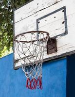 vecchio canestro da basket con l'arrugginito. foto