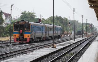 più unità diesel stanno partendo dalla stazione urbana sotto la pioggia. foto