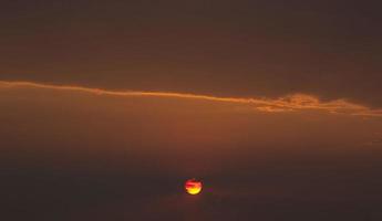 il sole sta tramontando la sera, l'atmosfera è calda e romantica, la bellezza naturale della campagna thailandese cambia l'atmosfera ogni giorno è diversa. foto