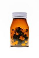 bottiglie di pillola ambrate isolate e capsula di farmaco su sfondo bianco. foto